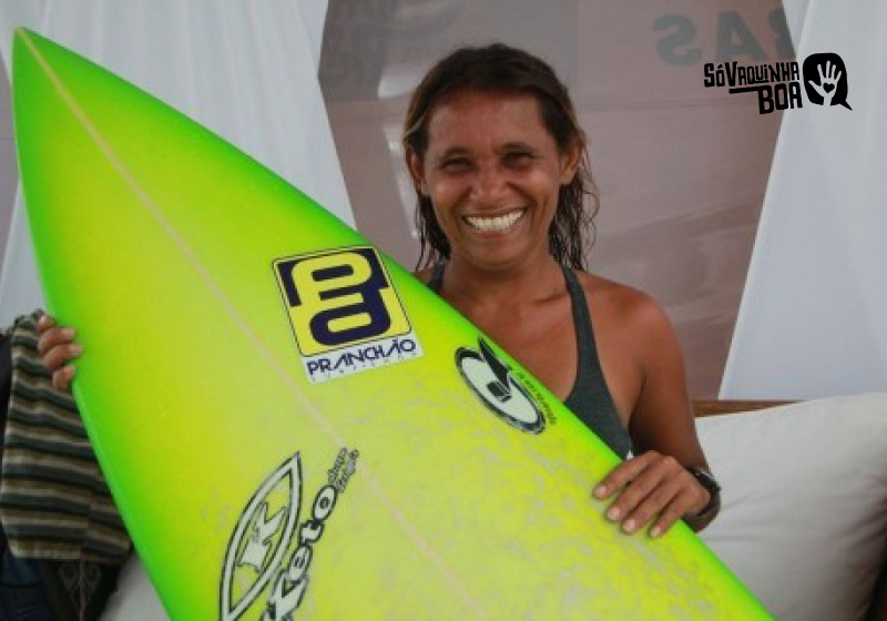 Ajude a surfista Tita Tavares que sonha em ter escolinha de surfe e finalizar casa para viver